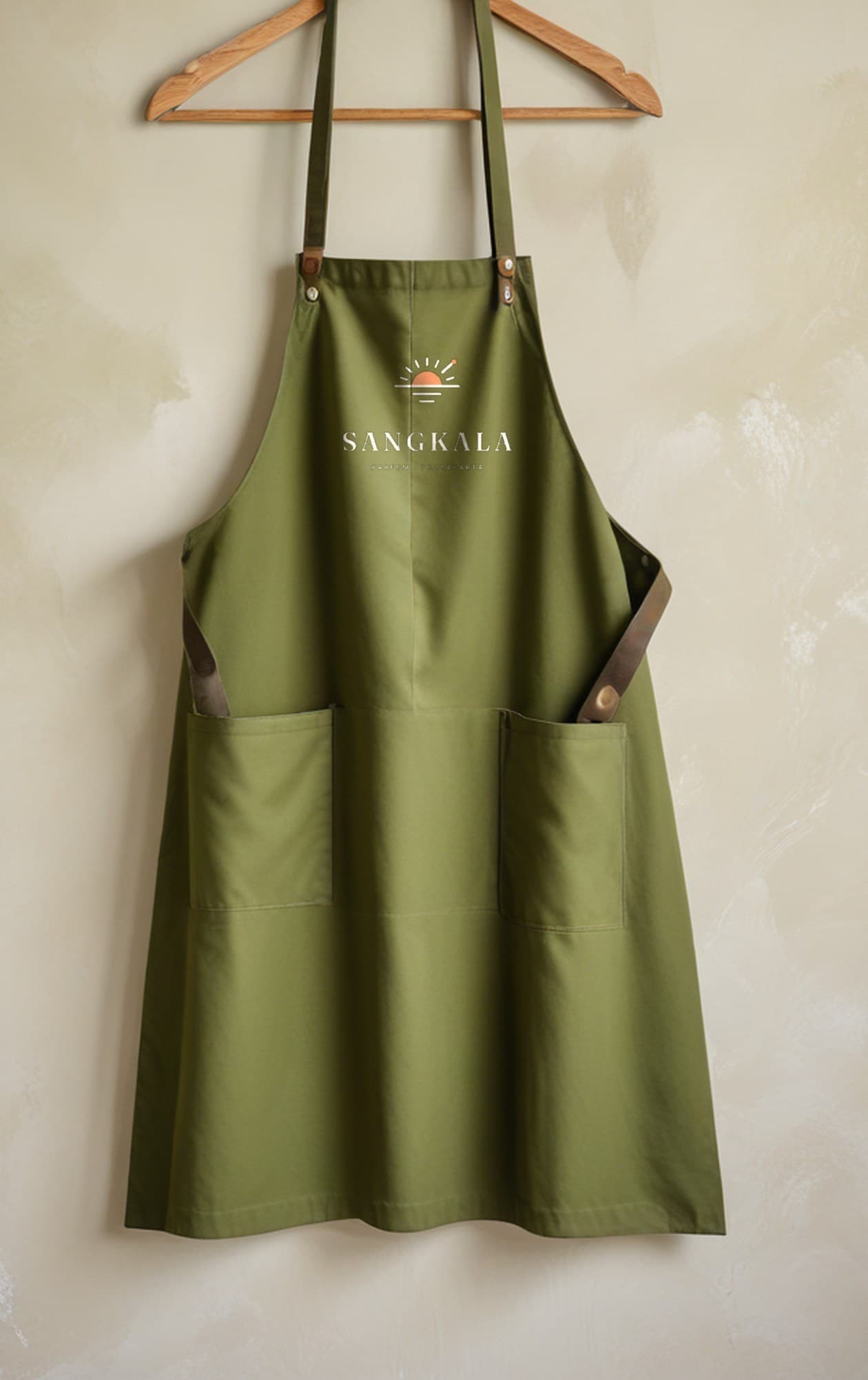 Apron lumut dengan logo di dada